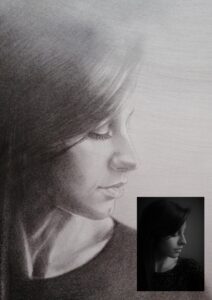 Portret młodej kobiety wykonany w ołówku. Pozuje prawym profilem. Ma przymknięte oczy.