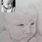 Portret dziecka wykonany w ołówku. Dziecko ma lekko poczyloną głowę, patrzy w dół.