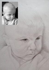 Portret dziecka wykonany w ołówku. Dziecko ma lekko poczyloną głowę, patrzy w dół.
