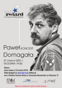 Plakat przedstawia mężczyznę - aktora Pawła Domagałę, zapowiada jego koncert w Tomaszowie Mazowieckim