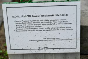 Tabliczka z opisem nagrobka: Teofil Janicki, weteran powstania styczniowego