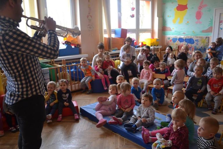 Instruktorzy MCK z audycją muzyczną  w tomaszowskim żłobku