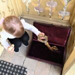 Mała dziewczyna wyciąga z pudełka duży złoty klucz