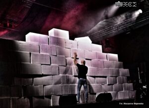 Mur zbudowany z kartonowych pudeł