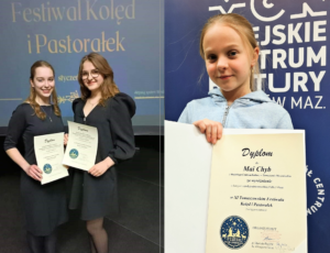 Trzy dziewczynki stoją z dyplomami w rękach