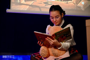 Młoda dziewczyna czytająca książkę.