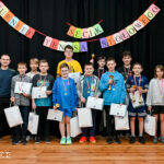Zdjęcie przedstawia grupę dzieci pozujących z nagrodami do wspólnego zdjęcia.