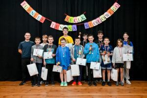 Zdjęcie przedstawia grupę dzieci pozujących z nagrodami do wspólnego zdjęcia. 