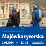 Plakat przedstawia informacje dotyczące wydarzenia pn. "Majówka rycerska". Na zdjęciu znajdują się średniowieczni rycerze w zbrojach, którzy walczą ze sobą na tle skansenowego obiektu.