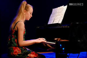 Dziewczyna grająca na fortepianie.