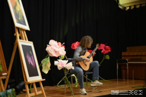 Występ gitarzysty podczas wystawy