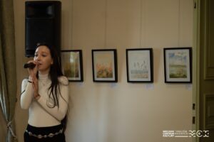 Występ wokalny podczas wernisażu