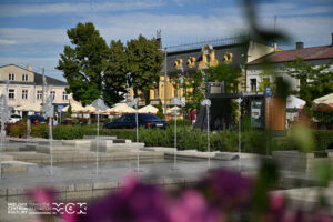 Zdjęcie Miejskiego Centrum Kultury w Tomaszowie Mazowieckim w oddali