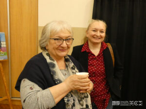 Ludzie podczas wernisażu