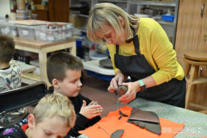 Zajęcia w pracowni ceramicznej Bożeny Gajdy w MCK Tkacz