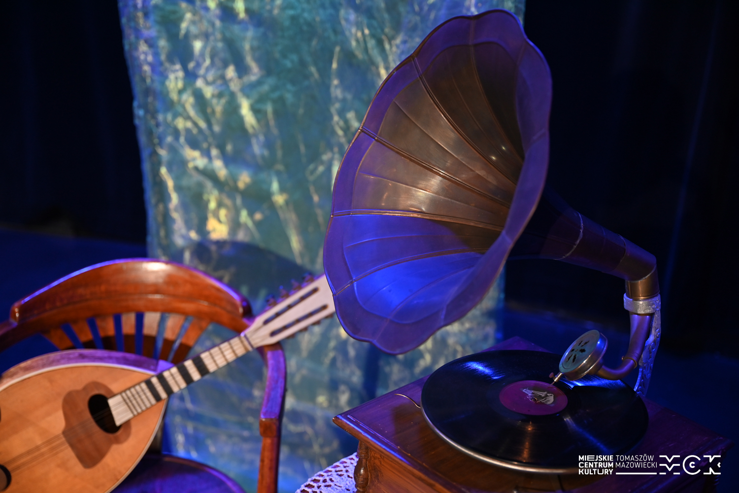 Patefon jako ozdoba podczas konkursu wokalnego