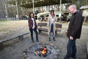 Przygotowywanie kiełbasek przy ognisku