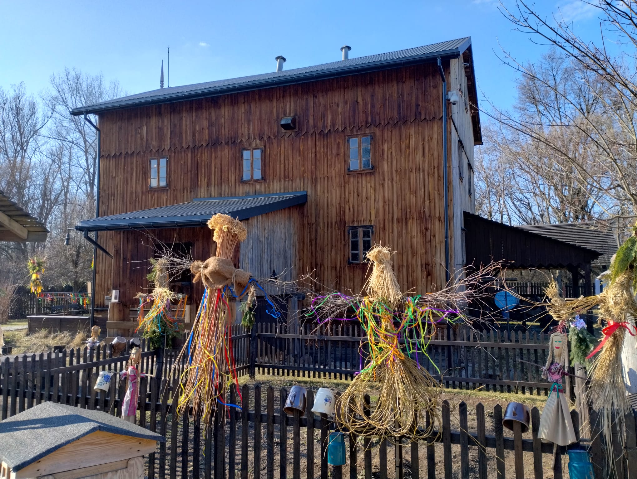 Widok młyna wodnego z Marzannami