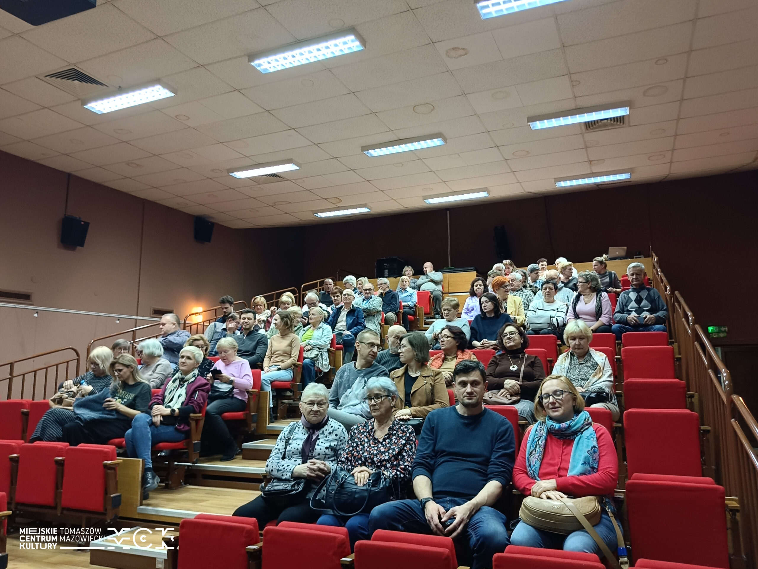 Publiczność zgromadzona na sali widowiskowej MCK Tkacz