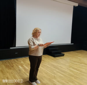 Pracownik MCK zapowiadający seans