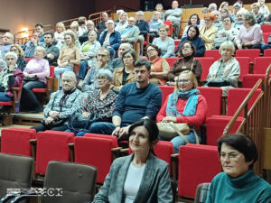 Publiczność zgromadzona na sali widowiskowej MCK Tkacz