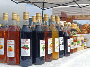 Widok na soki na stoisku