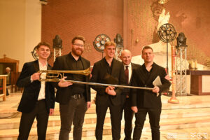 Wspólne zdjęcie Kierownika Chóru z członkami chóru oraz Prezydentem Tomaszowa Mazowieckiego