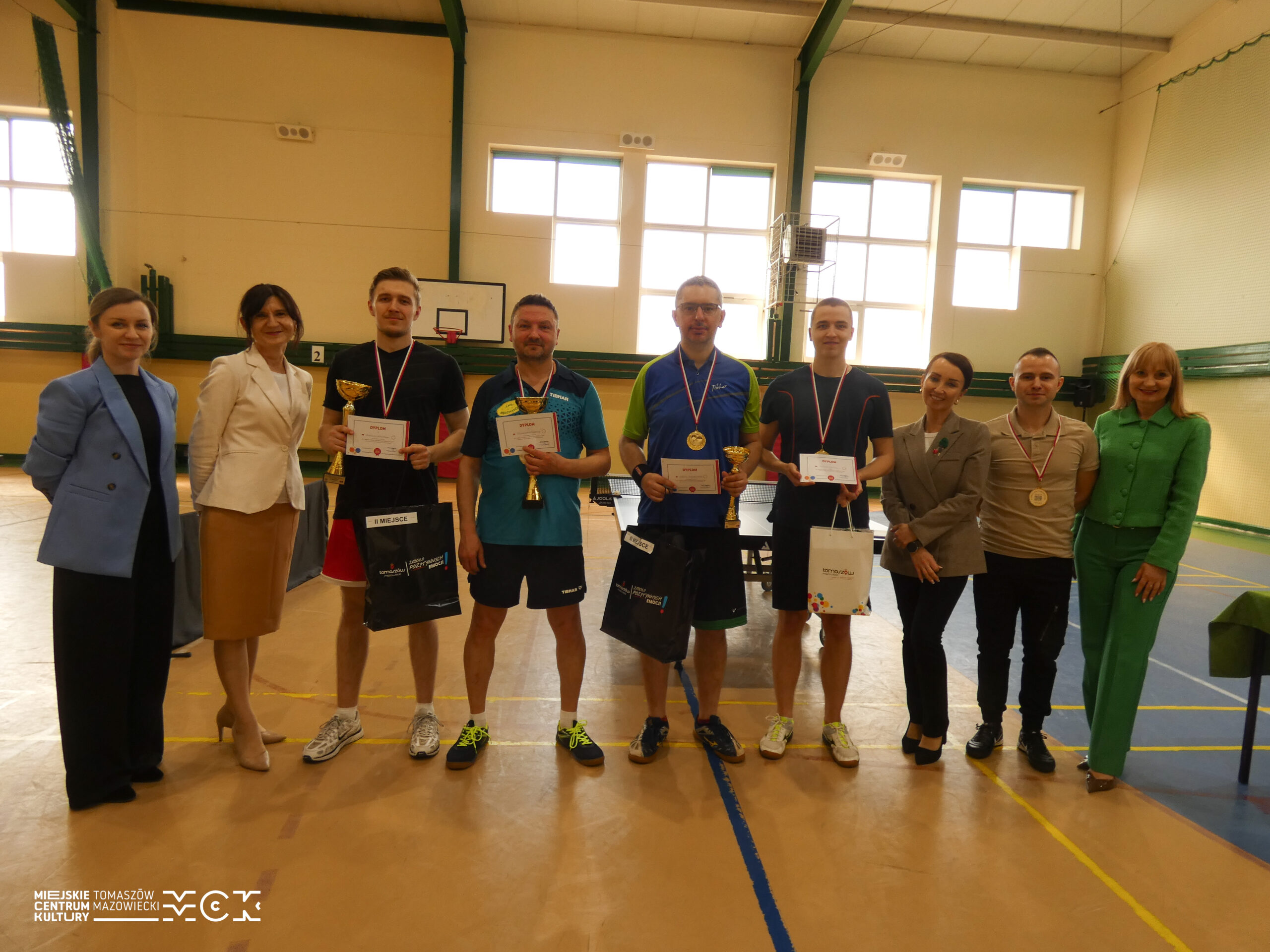 Zdjęcie grupowe uczestników i organizatorów Turnieju