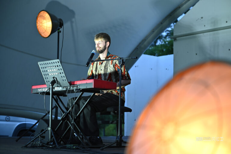 Max Miszczyk podczas koncertu na Letniej Scenie Artystycznej